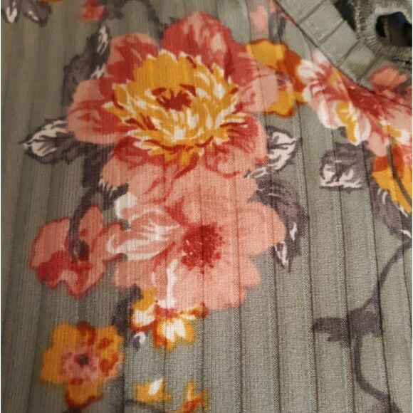 Bobbie Brooks green floral lace blouse - Picture 5 of 6